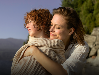 Moeder die haar zoon omhelst